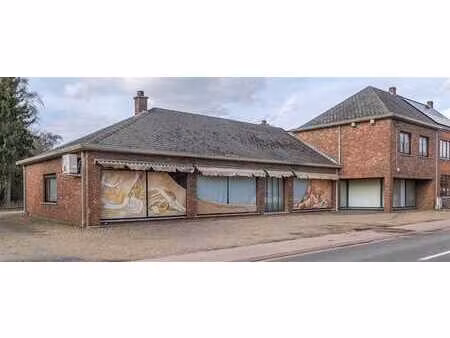 handspand met ruime woonst en magazijn