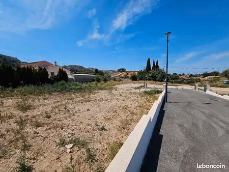 terrain 640 m² les pennes mirabeau