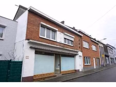maison de commerce (63m²) et habitation ( 200 m²) a renover