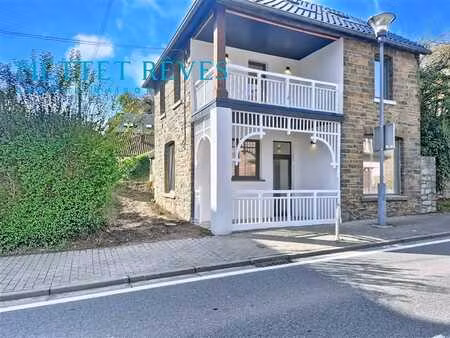 charmante maison rénovée en 2025 de 3 chambres.