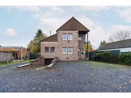 maison 4 façades 2 chambres avec garage  parking et cour!