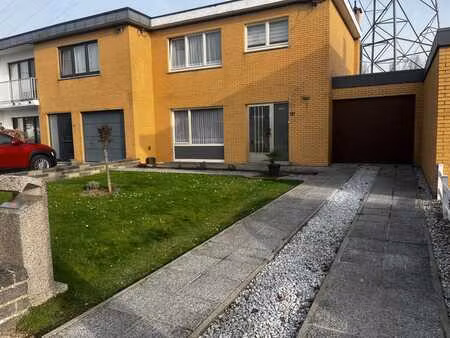 maison située dans un quartier calme.