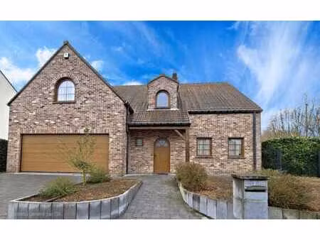 superbe villa avec jardin et piscine idéalement située