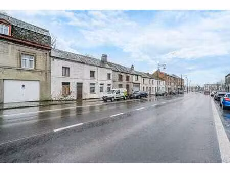 maison en pierre avec jardin