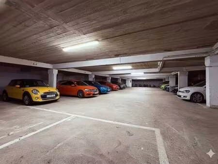 60 places de parking - 5 places pour véhicules à moteur et 2