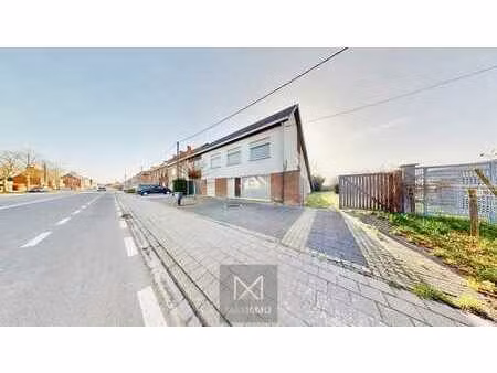 spacieuse maison semi-mitoyenne avec double garage  ateli...