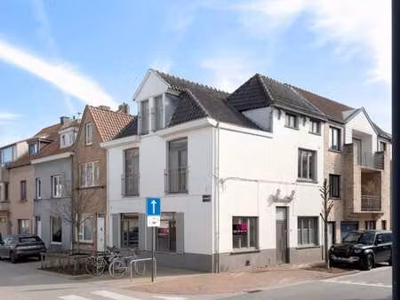 une charmante maison d'angle spacieuse offrant de nombreu...