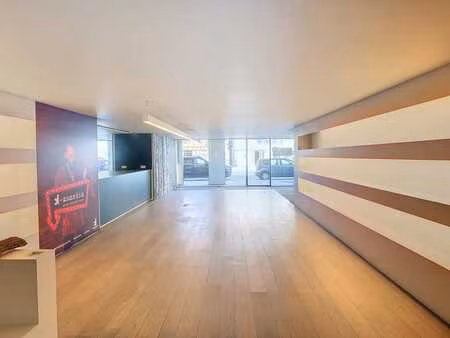 propriété commerciale d'environ 300 m² située au centre de t