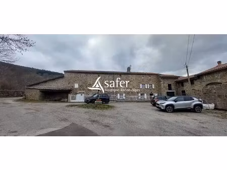 maison avec ancien bâtiment agricole attenant dans le massif du