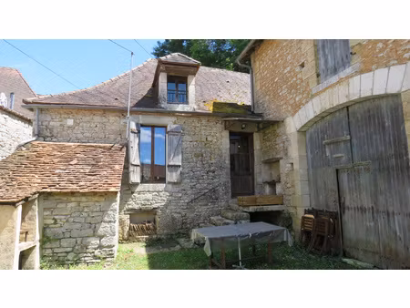 maison en pierres (env 65m2) en cour fermée  avec une grange