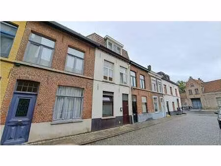 vernieuwd gelijkvloersappartement met ruim terras te huur...