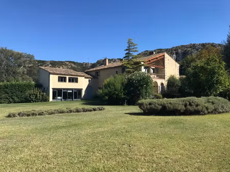 mas pujaut 6 pièce(s) 313 m2 sur 4540 m² avec piscine.