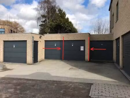 afgesloten parkeerplaats in een garage met 3 plaatsen  na...