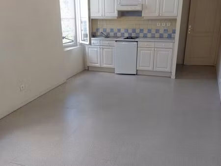 a louer f2 à breteuil en centre-ville