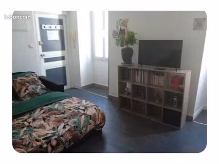 rue piétonne immeuble de rapport 3 studios meublé