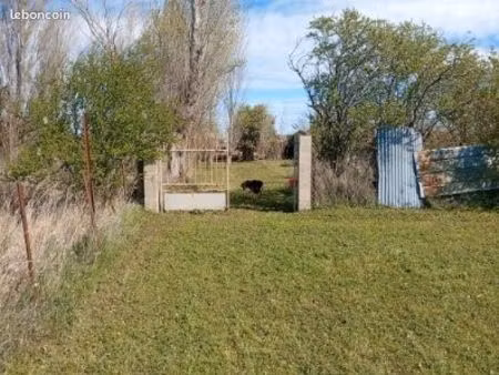 terrain de loisir clôturé avec puit