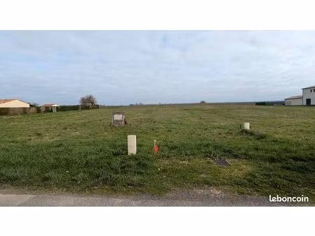 particulier vend sur la commune de boutiers st trojan  4 terrains constructibles et viabil