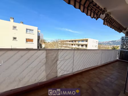 t4 lumineux avec balcon et loggia au pradet