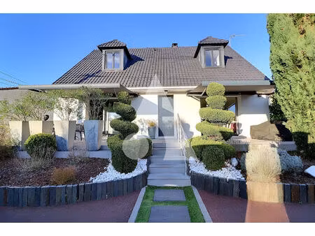 maison familiale lumineuse avec spa de nage et grand sous-sol aménagé