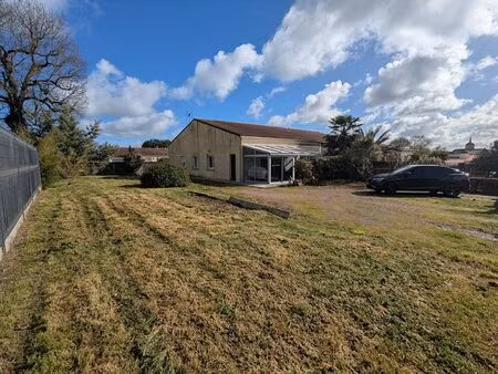 exclusivite! froidfond centre bourg  maison 2001  avec grand jardin et garage.