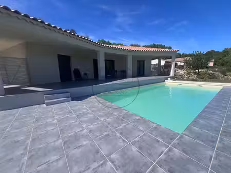 superbe villa contemporaine de plain-pied avec piscine et vue imprenable sur la campagne -