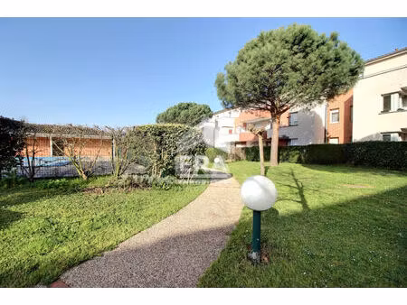 t2 climatisé 48 m² - terrasse - 2 places parking - fonbeauzard