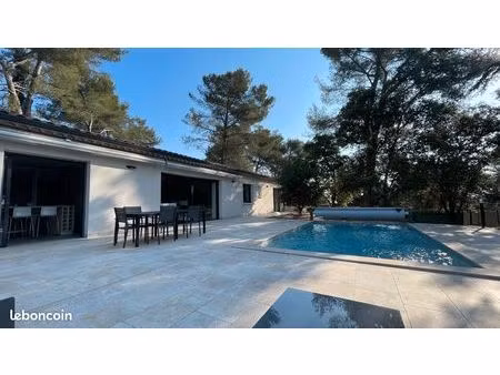 villa contemporaine de plain-pied avec piscine et vue dégagée