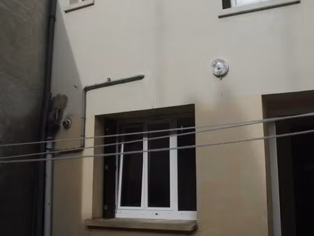 maison de ville dans pacy avec courette