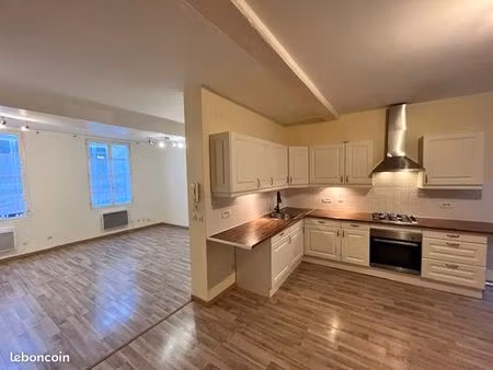 appartement f4 en duplex – 77 m² – centre-ville de saint-jean-d’angély