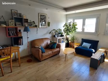 chouette maison ensoleillée