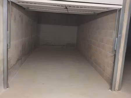 garage / box aux accates