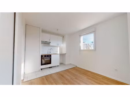 a louer à longjumeau  studio avec balcon et place de parking en sous-sol