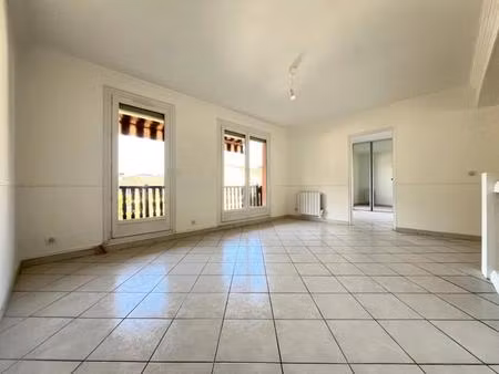 location 3 pièces – rez-de-jardin – hameau de loli  la trinité