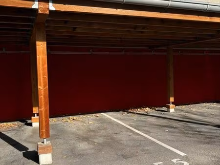 place de parking extérieure couverte