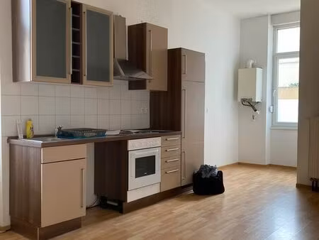 f3 au rdc avec cuisine équipée et parking