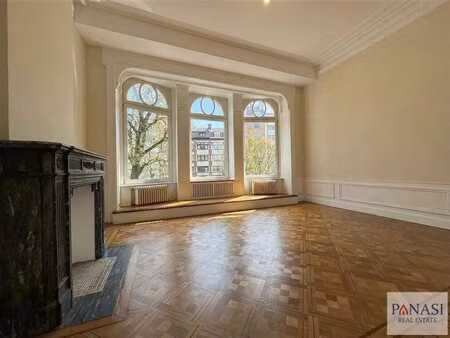 appartement 2 chambres avec balcon entièrement rénové!