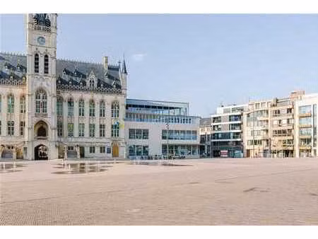 immeuble commercial/bureau sur la grand place rénovée !