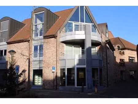 ruim handelspand op 30 meter van de markt.