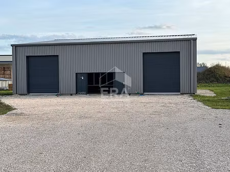 local commercial de 396 m² sur un terrain de 5000 m² clos et sécurisé