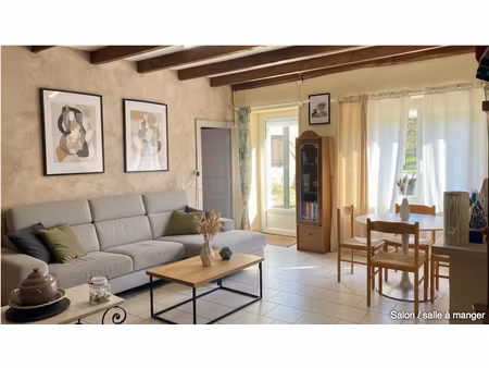 maison de caractère avec rivière  piscine  terrain 7 000 m²  lezay (79)