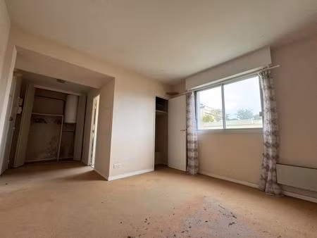 studio 23 75m2 à rénover - immeuble face mer - en 1ère ligne