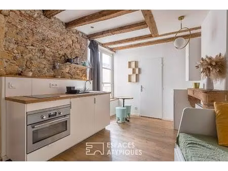 studio rénové avec pierres apparentes au coeur de saint-paul