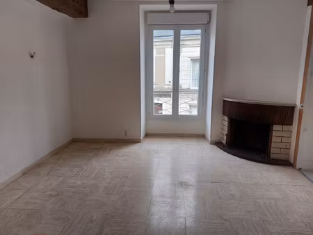 a 2 pas des commerces et services du lude...