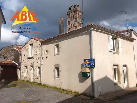 maison bourg mervent offrant de nombreuses possibilités