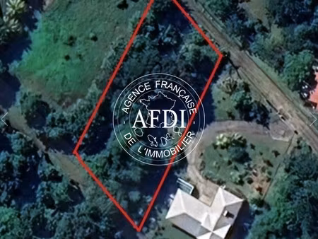 beau terrain constructible vue mer de 776 m² à case-pilote