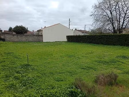 terrain situé à cognac  d'une superficie de 645 m²