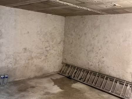 loyer : 300 / mois hors charges disponible immédiatement