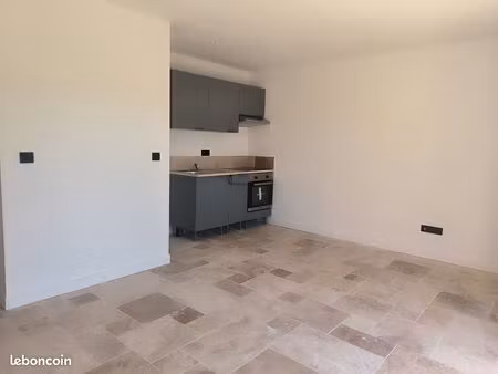 appartement 2 pièces neuf dans une bâtisse de charme avec accès indépendant et parking pri