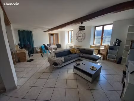 appartement t3 de 80 m2 avec terrasse  jardinet et garage