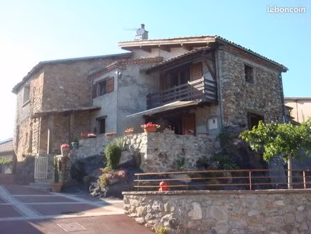 location maison de village